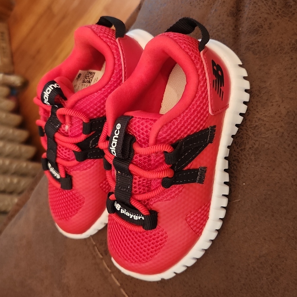 NWOT infant size 6 New Balance sneakers  Unisex